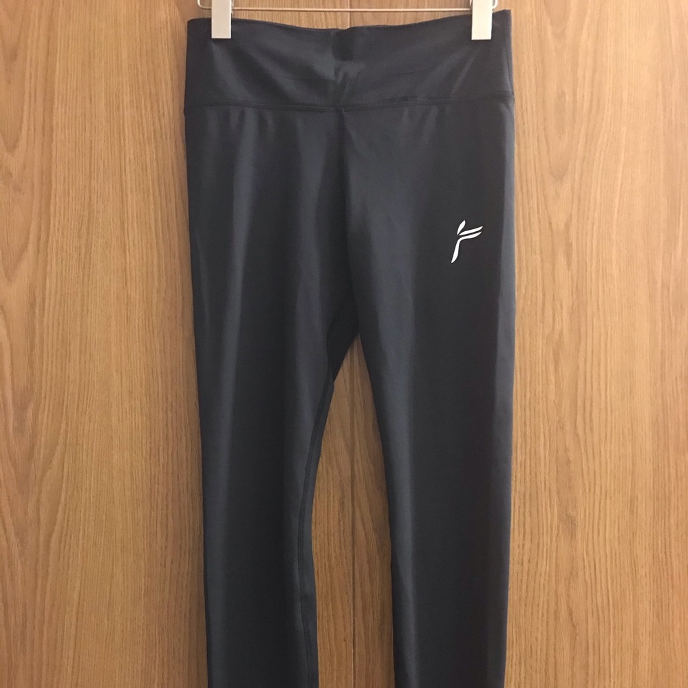 3/$30 Women’s famme Black Leggings Size M EUC